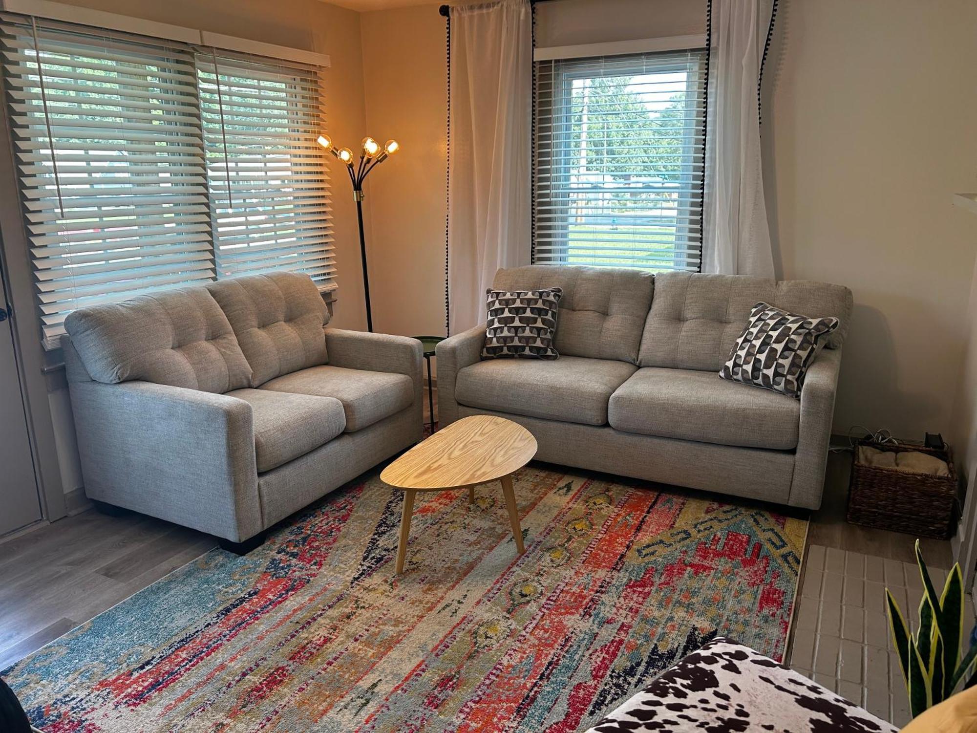 Blue W/ Free Golf Cart 1/2 Mi From Square *